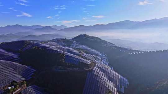 山上太阳能光伏板 太阳能发电站航拍