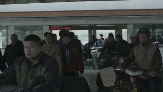 地拍武汉汉口码头乘客视频素材模板下载