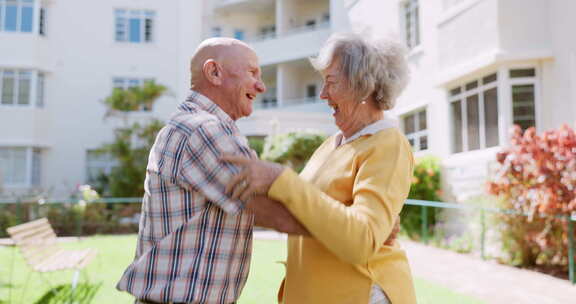 老年夫妇，在户外恋爱和跳舞，退休并在草地