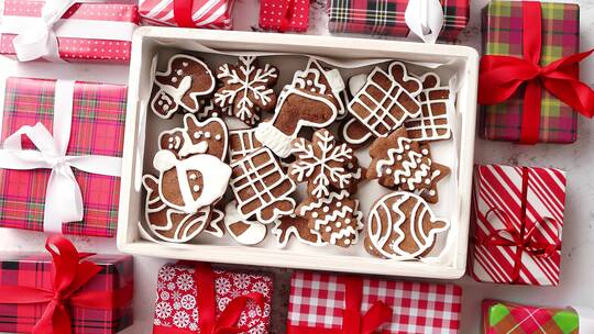 美味的新鲜圣诞装饰姜饼饼干放在木箱里