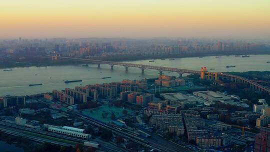 夕阳照耀下的南京长江大桥