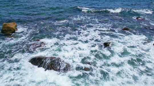 海南三亚蜈支洲岛海岸线上的礁石白沙滩海浪