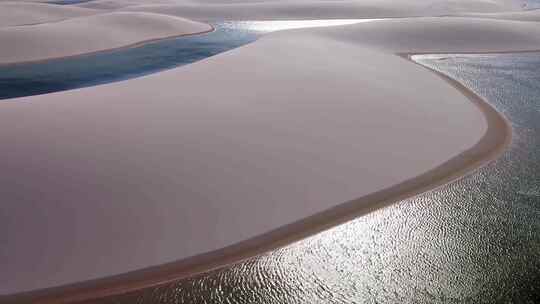 巴西标志性的雨水湖和沙丘。Lencois Maranhens巴西。