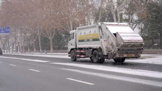 大雪天气道路垃圾清运车行驶