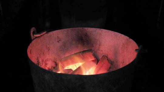 古老的碳火烤火