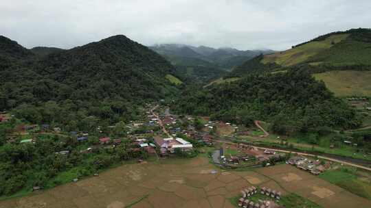 通过无人机鸟瞰泰国楠山谷中的城市萨潘村