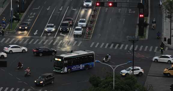 繁忙城市十字路口夜晚车流