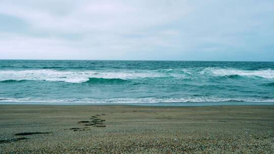 海浪冲刷海岸