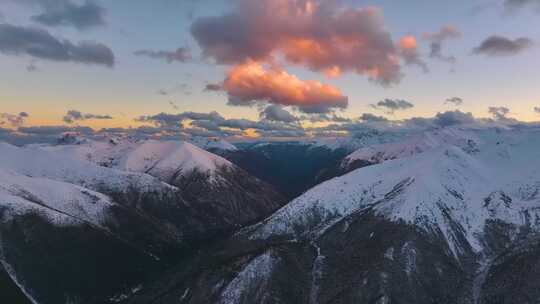 航拍雪山日照金山