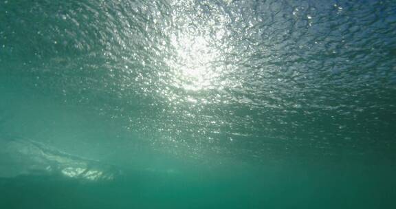 水下拍摄海浪冲击海洋