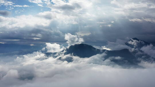 阳光打在云雾缭绕的山川大地上