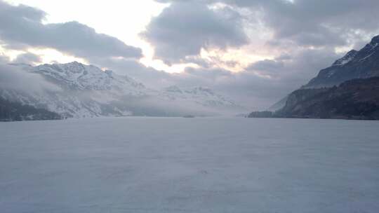 雪山下的冰冻湖面 登山顶全景