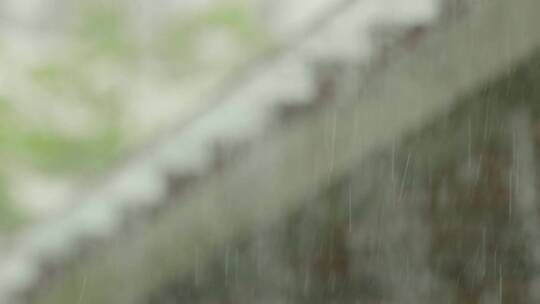 庭园屋檐雨滴夏天植物淋雨大雨暴雨唯美空镜