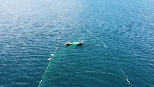 航拍渔民在海上撒网捕鱼4K