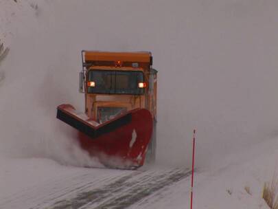 扫雪机在道路上工作视频素材模板下载