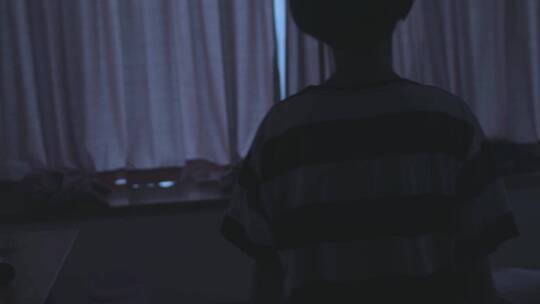 女孩走到窗前拉开窗帘