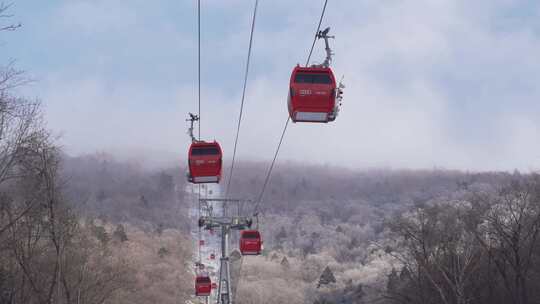 航拍吉林省吉林市北大湖滑雪场的吊厢缆车