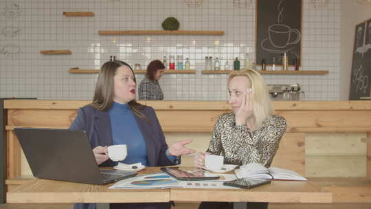 女商人在自助餐厅喝咖啡聊天视频素材模板下载