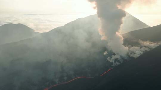 活火山，烟雾，熔岩流，火山喷发