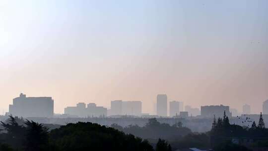 航拍苏州城市日出的晨雾风光