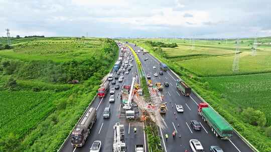 【合集】高速公路肇事 大挂车冲出护栏