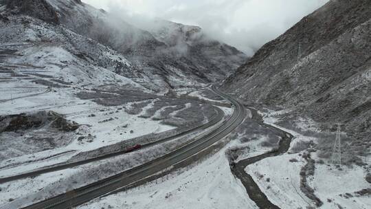 青海玉树共玉高速雪原公路自然风光