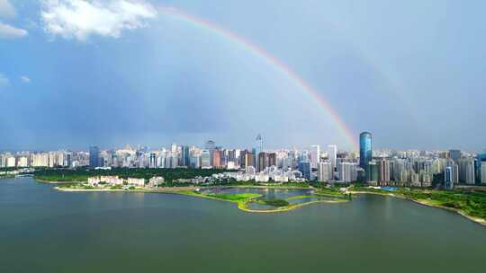 海南海口雨过天晴，航拍城市上空双彩虹