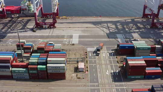 航拍港口集装箱起重机运输车