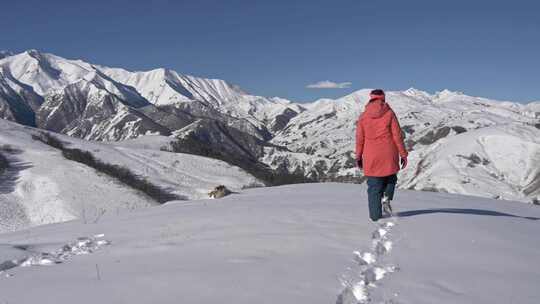 山里的旅行者在新鲜的雪中留下了一条小径