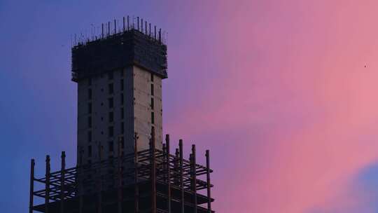 晚霞时分在建高楼建筑特写