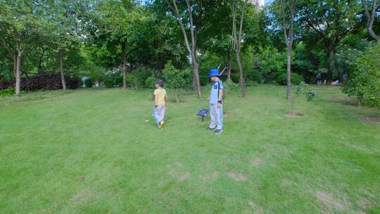 小朋友小学生亲近大自然草地玩耍奔跑