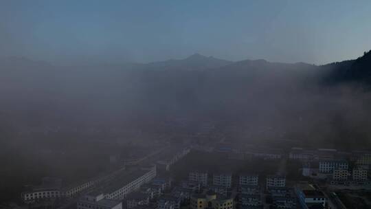 雾中的天堂镇