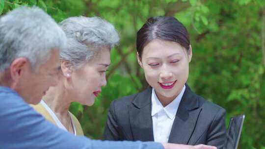 微笑服务 为老人讲解
