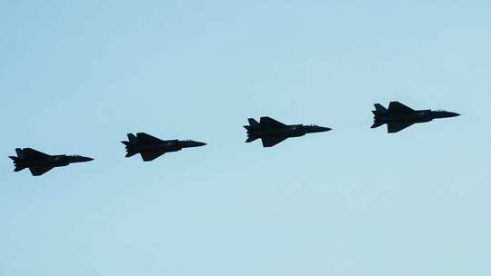 四架战斗机编队飞行