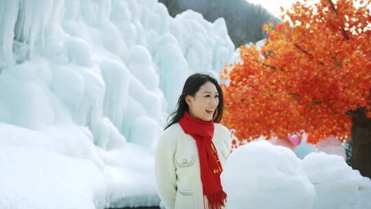 雪天景区滑雪场两女孩拍照打卡感受年味