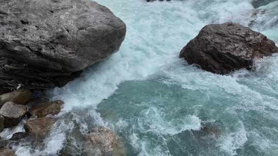 西藏察隅桑曲河在巨石间波涛汹涌
