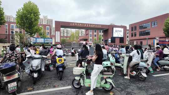 学校门口学生放学场景