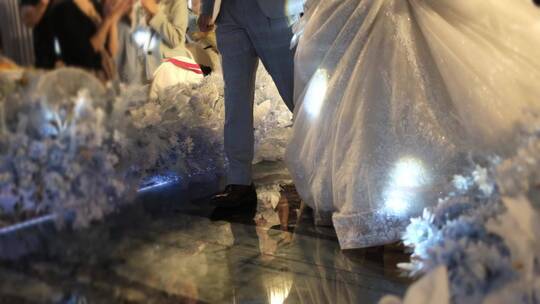 新郎新娘婚礼走秀台上走步