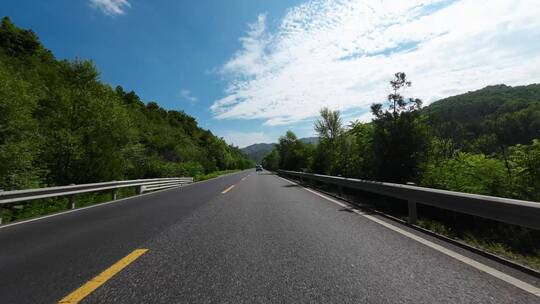 开车视角行驶在公路上  沿途风景视频素材模板下载