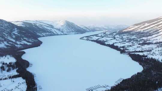 航拍新疆冬季喀纳斯湖雪景雪山森林冰河寒冷