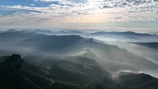 云雾缭绕山峦间