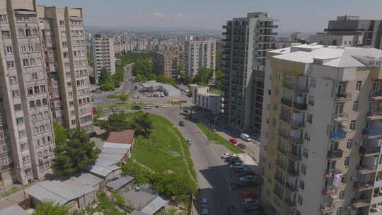 第比利斯镇住宅区街区之间夏季汽车道路鸟瞰图