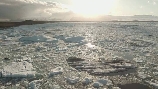飘满冰块的海面