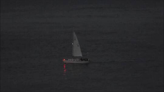 在夜间航行的帆船