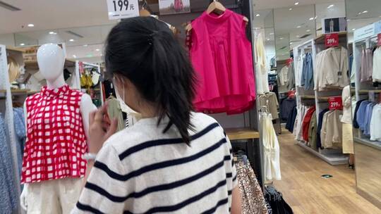 商场服装货柜，UR、优衣库服饰