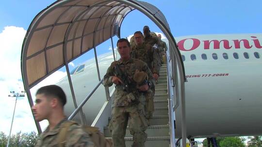士兵们乘坐飞机抵达机场视频素材模板下载