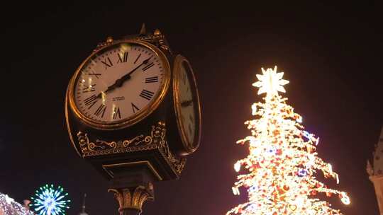 圣诞节街头复古钟