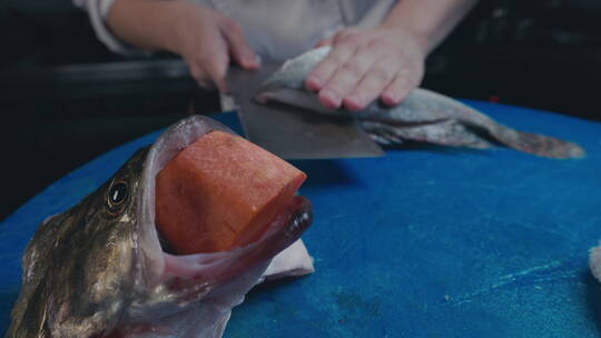 厨师使用菜刀将鱼切菱形刀段视频素材模板下载
