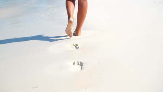 赤脚走在沙滩上