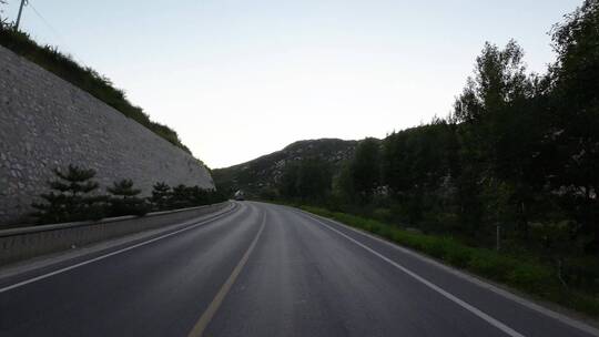 开车视角行驶在公路上  沿途风景